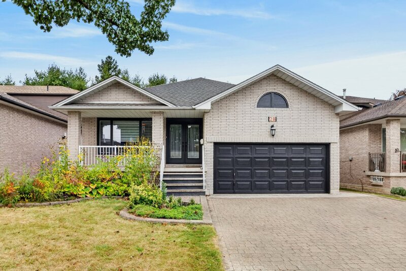 LARGE BACK-SPLIT IN GREAT FAMILY-FRIENDLY NEIGHBOURHOOD!